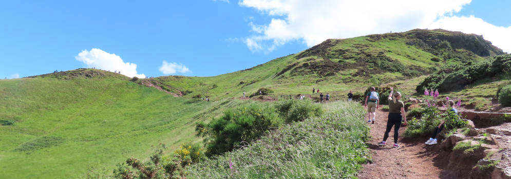 Wandelpad op de vulkanische rots van Edinburgh