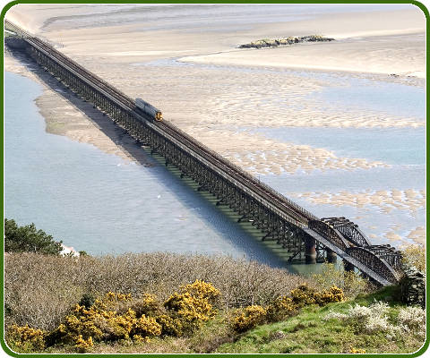 Trein langs de Mawddach Estuary in Barmouth aan de kust van noord Wales