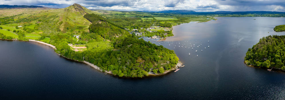 Balmaha en Conic Hill aan Loch Lomond in Schotland