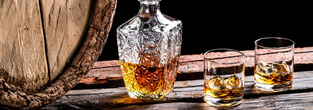 Whiskyvat en glazen met whisky in Schotland